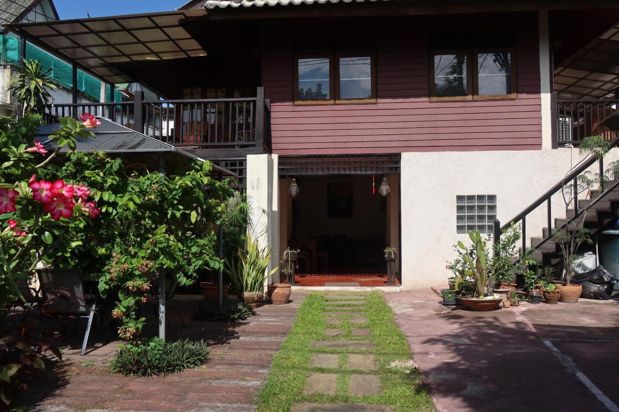 Banjai Garden Guesthouse Chiang Mai Exteriör bild