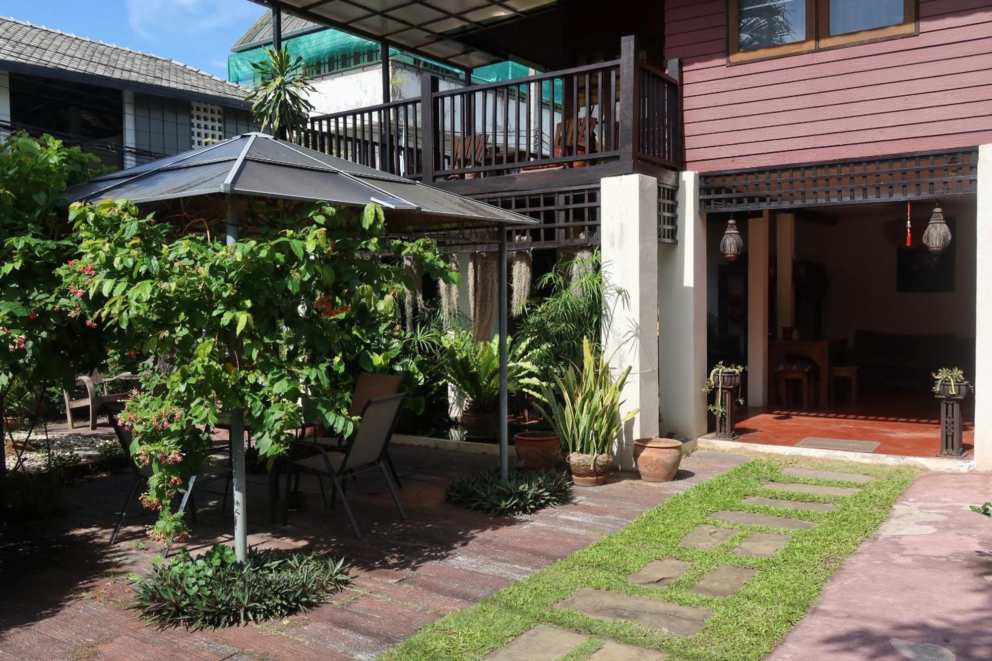 Banjai Garden Guesthouse Chiang Mai Exteriör bild